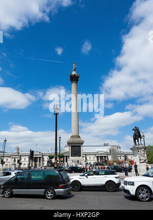 Verkehr um Nelson's Column auf den Trafalgar Square, London, England, UK fahren Stockfoto