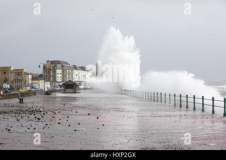 Wellen brechen über die Strandpromenade in Penzance bei einem Wintersturm Stockfoto