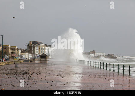 Wellen brechen über die Strandpromenade in Penzance bei einem Wintersturm Stockfoto