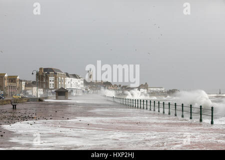 Wellen brechen über die Strandpromenade in Penzance bei einem Wintersturm Stockfoto