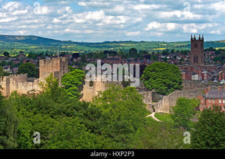 Blick über die ländliche Shropshire Stadt Ludlow, zeigt das Schloss und die Kirche St. Laurence Stockfoto