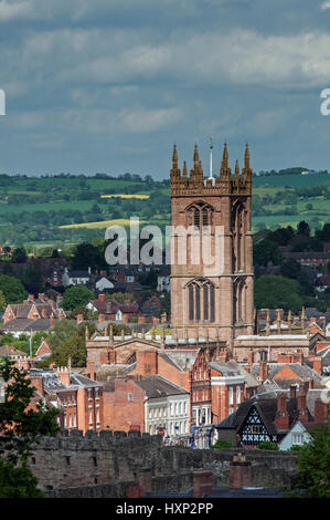 Die Kirche St. Laurence in der Shropshire Stadt Ludlow wie von oben die Stadt gesehen Stockfoto