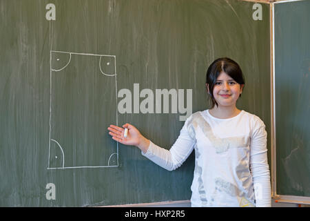 Mädchen tun deutsche Grammatik in der Grundschule Stockfoto