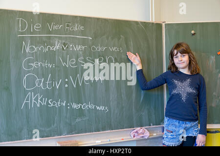 Mädchen tun deutsche Grammatik in der Grundschule Stockfoto