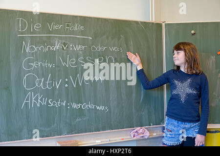 Mädchen tun deutsche Grammatik in der Grundschule Stockfoto