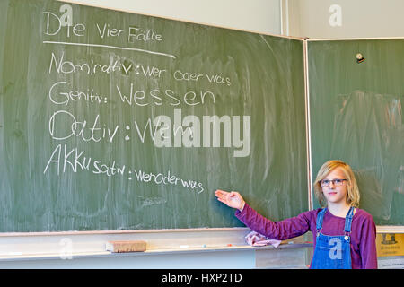 Mädchen tun deutsche Grammatik in der Grundschule Stockfoto