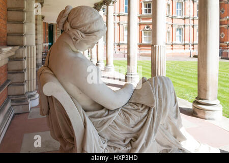 Statue von Erinna im Norden Viereck, Gründer der Gebäude, Royal Holloway (University of London), Egham Hill, Egham, Surrey, England, Vereinigtes Königreich Stockfoto