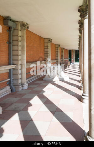 Statue von Erinna im Norden Viereck, Gründer der Gebäude, Royal Holloway (University of London), Egham Hill, Egham, Surrey, England, Vereinigtes Königreich Stockfoto