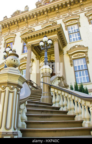 Alte verzierte Treppe eines Herrenhauses in Sacramento Stockfoto