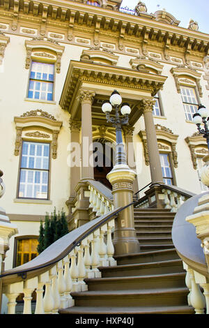 Alte Villa-Treppe mit goldenen verzierten trim Stockfoto