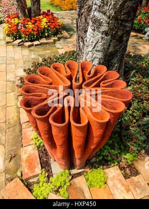 Braune Blume geformt gebacken Ton im Garten Stockfoto