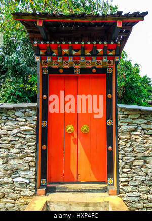 Closeup, schöne Bhutan traditionellen Stil der großen Tür / Eingang Stockfoto