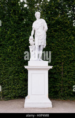 Statue im Park von Schloss Schönbrunn, Wien, Österreich Stockfoto