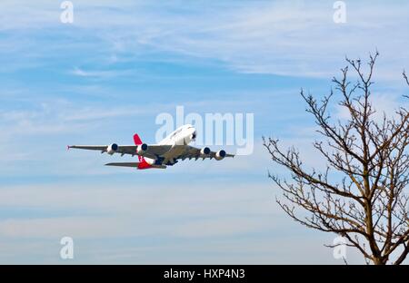 QANTAS-A380 Jet abheben von Heathrow Flughafen London UK Stockfoto