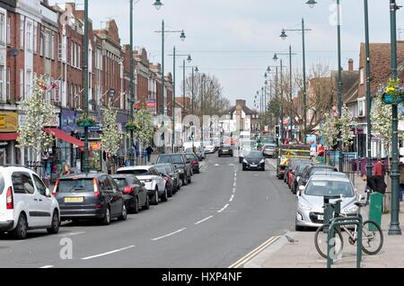 Beschäftigt Whitton Hautpstraße Twickenham West London uk Stockfoto