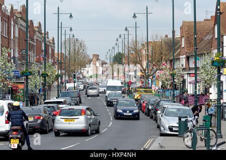 Beschäftigt Whitton Hautpstraße Twickenham West London uk Stockfoto