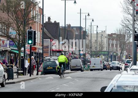 Beschäftigt Whitton Hautpstraße Twickenham West London uk Stockfoto