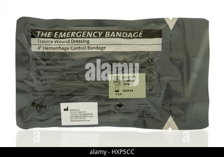 Winneconne, Wisconsin - 27. März 2017: Paket eines Traumas Wunde Verband auch bekannt als ein israelischer Notfall Bandage gemacht von PerSys Medical auf eine isolierte Ba Stockfoto