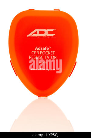 Winneconne, Wisconsin - 27. März 2017: A Adsafe CPR Tasche Beatmungsbeutel gemacht von der amerikanischen Diagnostik Corporation auf eine isolierte Hintergrund. Stockfoto