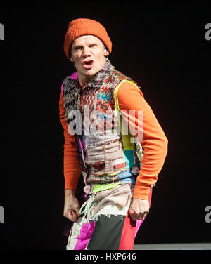 Flea von den Red Hot Chili Peppers-Schlagzeilen die Main stage am 3. Tag des T im Park Festival, 10. Juli 2016, Schottland. Stockfoto