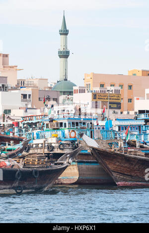 Alten, hölzernen Schiffe vor Anker am Dubai Creek mit den alten Souk und der Gold Souk-Moschee im Hintergrund. Stockfoto