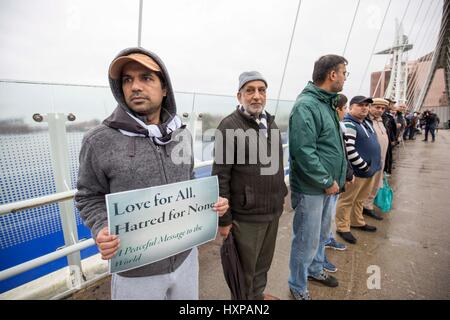 Mitglieder des Manchester Multiglaube aufwecken und Ahmadiyya-Muslime auf der Lowry-Brücke, Salford Quays in Vigil für London Terror-Anschlag vor 1 Woche Stockfoto