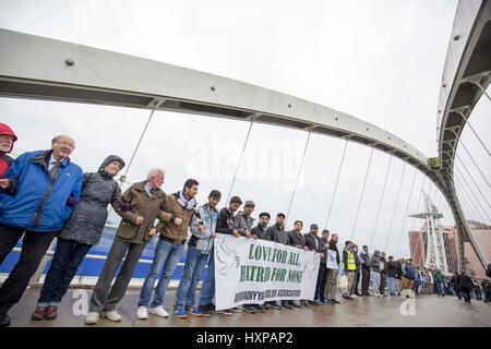 Mitglieder des Manchester Multiglaube aufwecken und Ahmadiyya-Muslime auf der Lowry-Brücke, Salford Quays in Vigil für London Terror-Anschlag vor 1 Woche Stockfoto