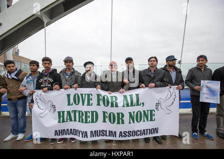 Mitglieder des Manchester Multiglaube aufwecken und Ahmadiyya-Muslime auf der Lowry-Brücke, Salford Quays in Vigil für London Terror-Anschlag vor 1 Woche Stockfoto