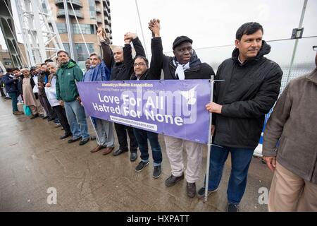 Mitglieder des Manchester Multiglaube aufwecken und Ahmadiyya-Muslime auf der Lowry-Brücke, Salford Quays in Vigil für London Terror-Anschlag vor 1 Woche Stockfoto