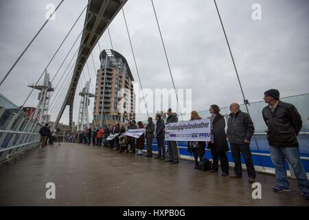 Mitglieder des Manchester Multiglaube aufwecken und Ahmadiyya-Muslime auf der Lowry-Brücke, Salford Quays in Vigil für London Terror-Anschlag vor 1 Woche Stockfoto