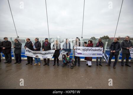 Mitglieder des Manchester Multiglaube aufwecken und Ahmadiyya-Muslime auf der Lowry-Brücke, Salford Quays in Vigil für London Terror-Anschlag vor 1 Woche Stockfoto