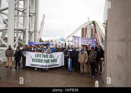 Mitglieder des Manchester Multiglaube aufwecken und Ahmadiyya-Muslime auf der Lowry-Brücke, Salford Quays in Vigil für London Terror-Anschlag vor 1 Woche Stockfoto