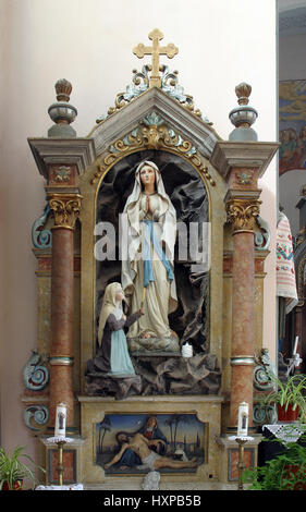 Our Lady of Lourdes-Statue auf dem Altar in der Pfarrkirche Kirche des Heiligen Nikolaus in Gusce, Kroatien Stockfoto