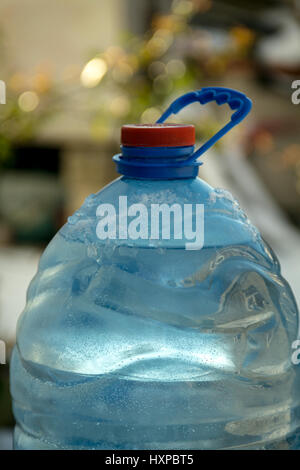 Spitze der Flasche Wasser Hals mit unscharfen Hintergrund. Stockfoto