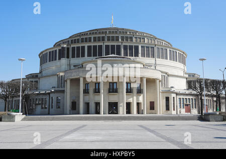 Hala Stulecia wir Wroclawiu (Jahrhunderthalle, Jahrhunderthalle, Hala Ludowa). Es wurde nach den Plänen des Architekten Max Berg gebaut. Stockfoto