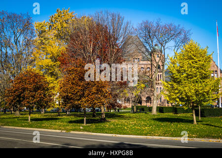 Im Herbst bunten Vegetation von Queens Park mit Legislativversammlung von Ontario auf Hintergrund - Toronto, Ontario, Kanada Stockfoto