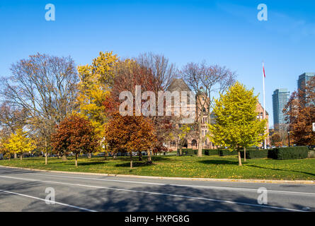 Im Herbst bunten Vegetation von Queens Park mit Legislativversammlung von Ontario auf Hintergrund - Toronto, Ontario, Kanada Stockfoto