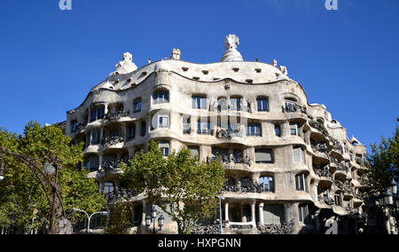 Blick auf Casa Mila oder La Pedrera in Barcelona, Spanien Stockfoto