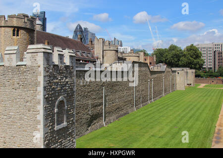 Blick auf die Außenwand des Tower of London Stockfoto