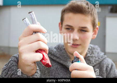 Youngster mit Silvester Wrack, Jugendlicher Mit Silvesterkracher Stockfoto