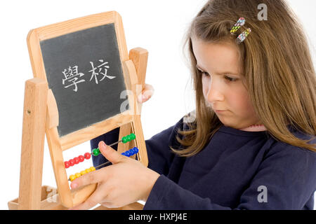 6 Jahre altes Mädchen mit Board und das chinesische Wort für Schule (Mr), Sechsjähriges Mädchen Mit Tafel Und Dem Chinesischen Wort Für Schule (Mr) Stockfoto