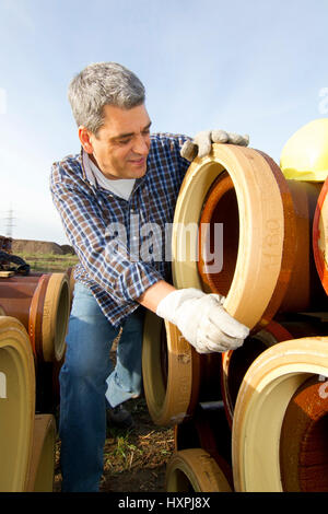 Bauarbeiter arbeitet beim Bauarbeiter Arbeitet Mit Rohr-Rohr Stockfoto