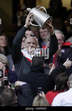 MIKE TINDALL mit CALCUTTA CUP ENGLAND V Schottland ENGLAND V Schottland TWICKENHAM MIDDLESEX ENGLAND 13. März 2011 Stockfoto