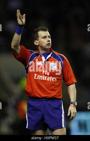 NIGEL OWENS IRB RUGBY Schiedsrichter IRB RUGBY Schiedsrichter TWICKENHAM MIDDLESEX ENGLAND 17. März 2012 Stockfoto