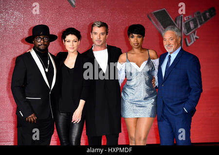 will.i.am (links), Emma Willis (zweiter von links), Gavin Rossdale (Mitte), Jennifer Hudson (zweiter von rechts) und Sir Tom Jones (rechts) Teilnahme an The Voice UK letzte Fototermin in London. Stockfoto