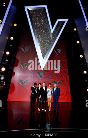 will.i.am (links), Emma Willis (zweiter von links), Gavin Rossdale (Mitte), Jennifer Hudson (zweiter von rechts) und Sir Tom Jones (rechts) Teilnahme an The Voice UK letzte Fototermin in London. Stockfoto