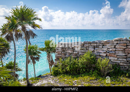 Wand-Maya Ruinen, Karibische Meer und Palmen - Tulum, Mexiko Stockfoto