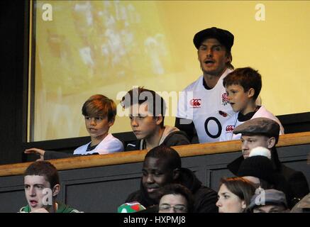 DAVID BECKHAM & Söhne BROOKLYN ENGLAND V Argentinien TWICKENHAM LONDON ENGLAND 9. November 2013 Stockfoto