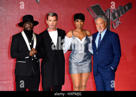 will.i.am (links), Gavin Rossdale (zweiter von links), Jennifer Hudson (zweiter von rechts) und Sir Tom Jones (rechts) Teilnahme an The Voice UK letzte Fototermin in London. Stockfoto