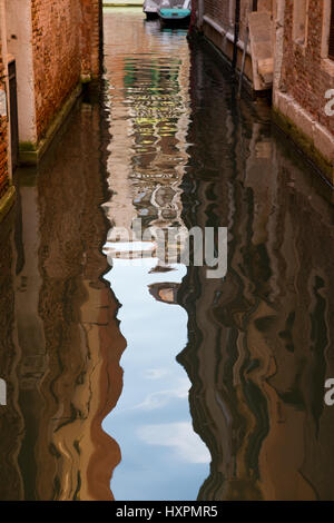 Reflexionen der Venezianischen Häuser im Wasser in Dorsoduro, Venedig, Italien Stockfoto